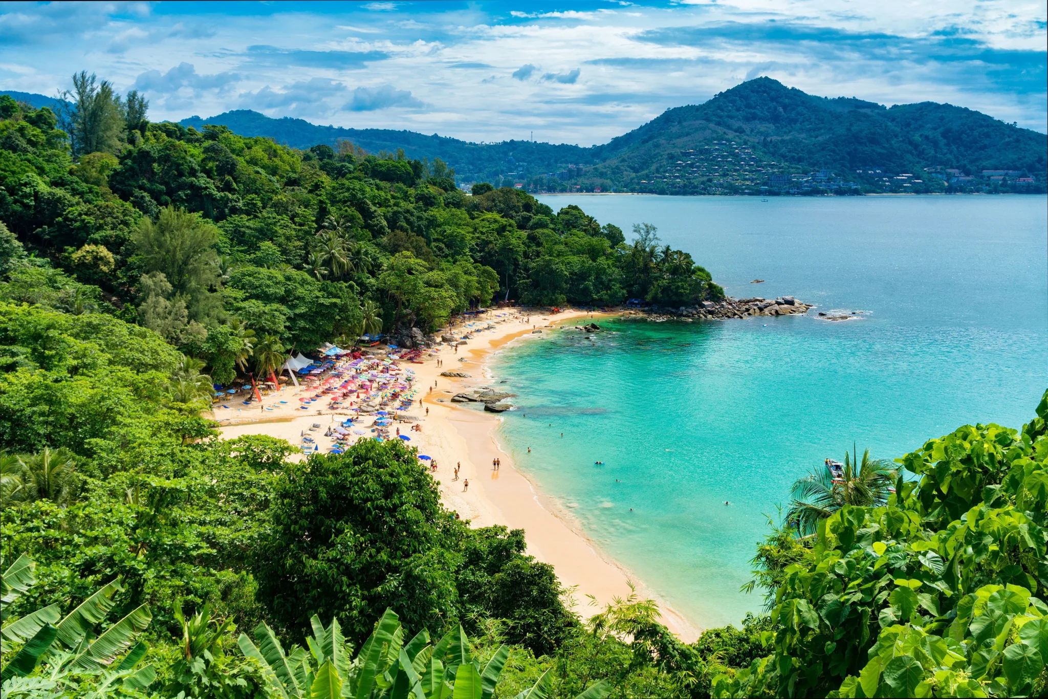 موقع Phuket الساحلي مع البحر الأحمر في الخلفية
