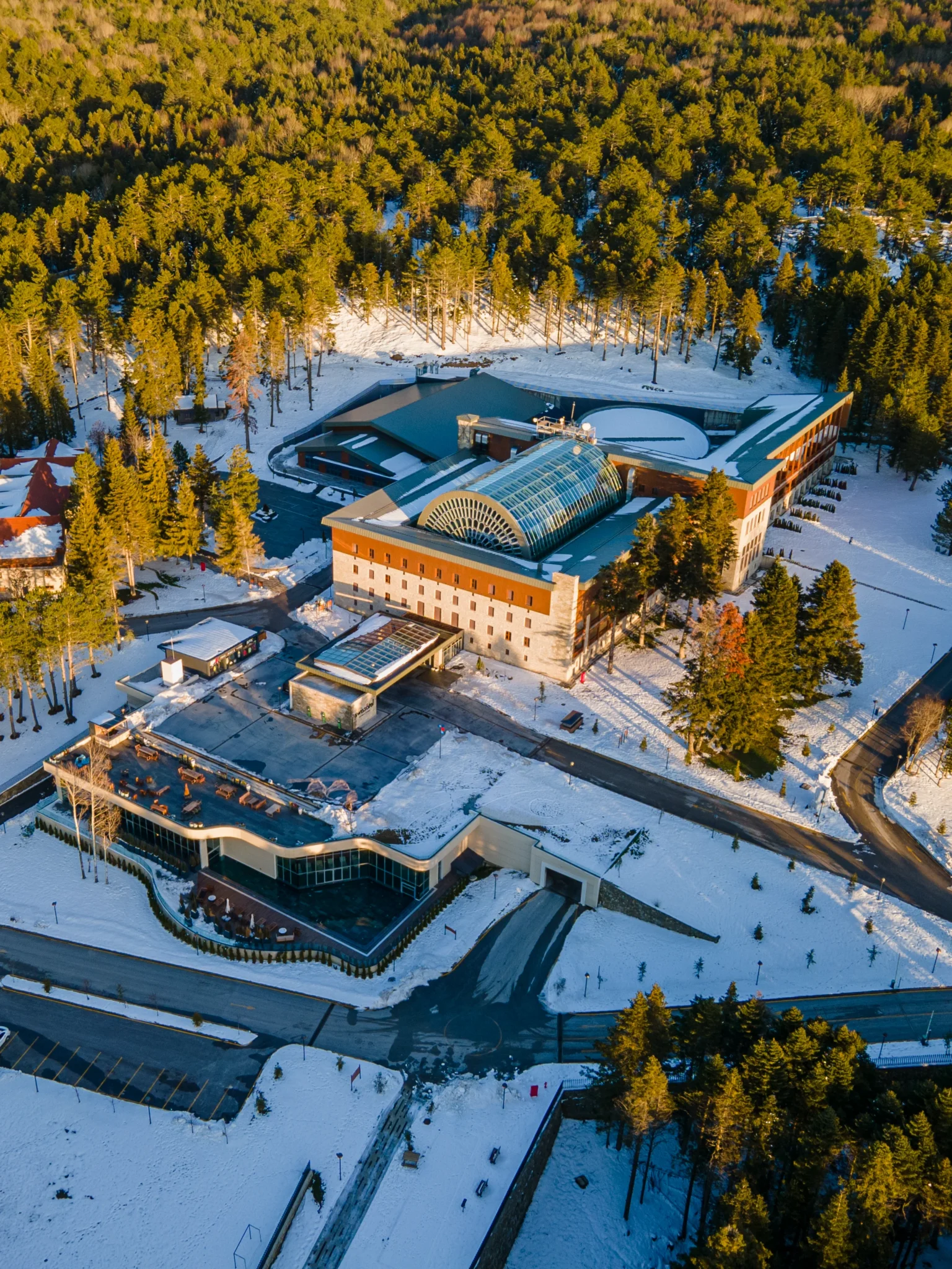 Swissôtel Uludağ exterior in alpine surroundings