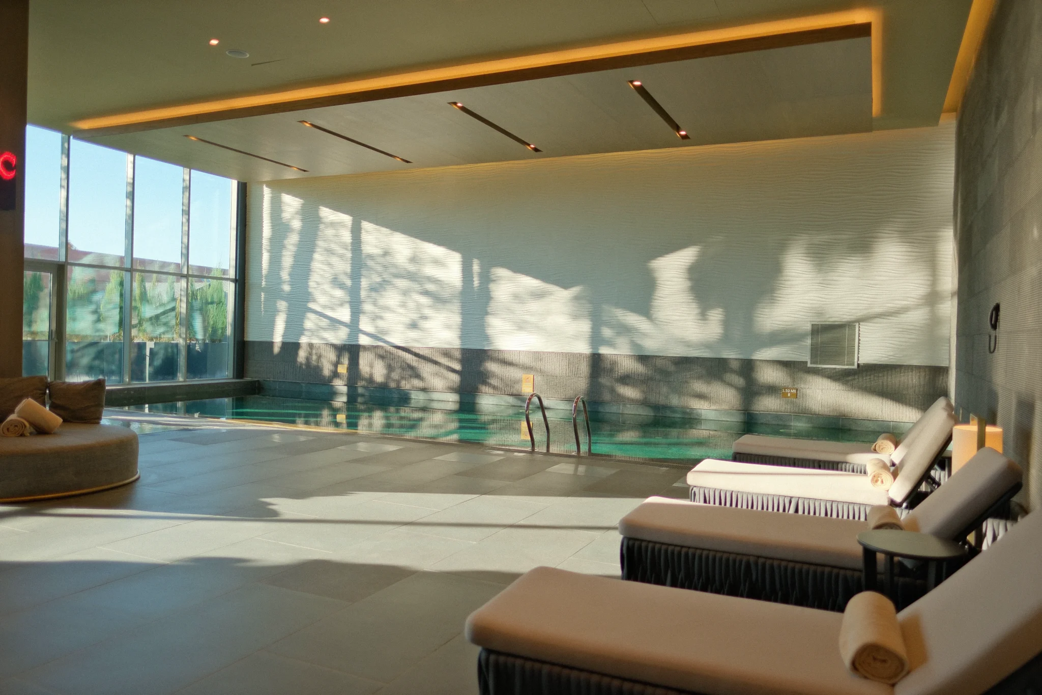 Swissôtel Uludağ pool relaxation area