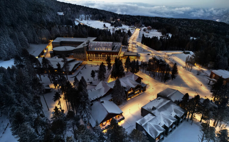 TheLifeCo Uludağ among snowy pine forests at dusk